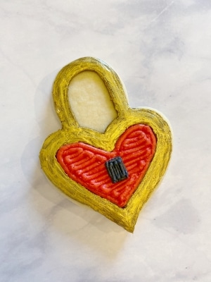 How to Decorate Gold Padlock Buttercream Cookies for Valentine’s Day