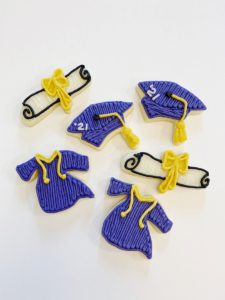 how to decorate graduation sugar cookies with buttercream frosting
