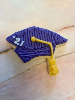 How to decorate graduation cap cookies with buttercream frosting.