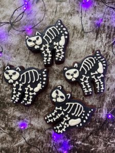 how to decorate skeleton cat cookies with buttercream frosting for Halloween