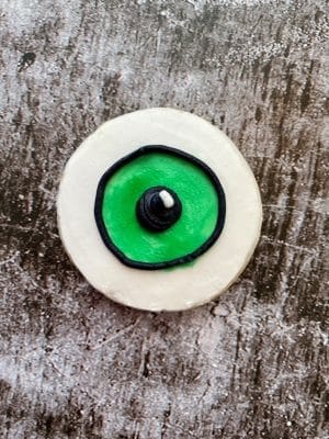 how to paint buttercream with vanilla extract eyeball cookies for Halloween
