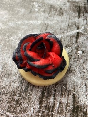 how to pipe black buttercream roses