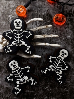 how to decorate skeleton sugar cookies for Halloween with buttercream frosting