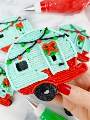 how to decorate Christmas camper cookies with buttercream frosting 2